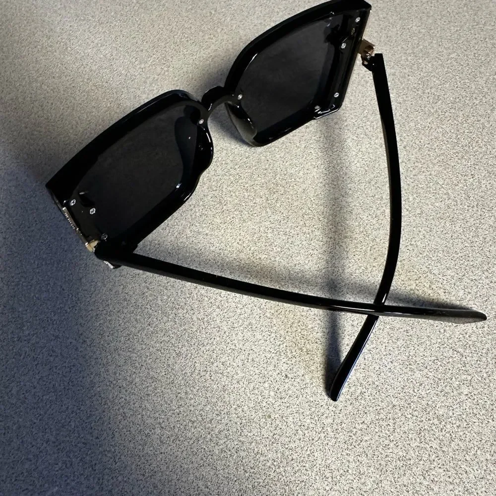 Light Pink or blk Square Fashion Sunglasses with Gold Bee Accent